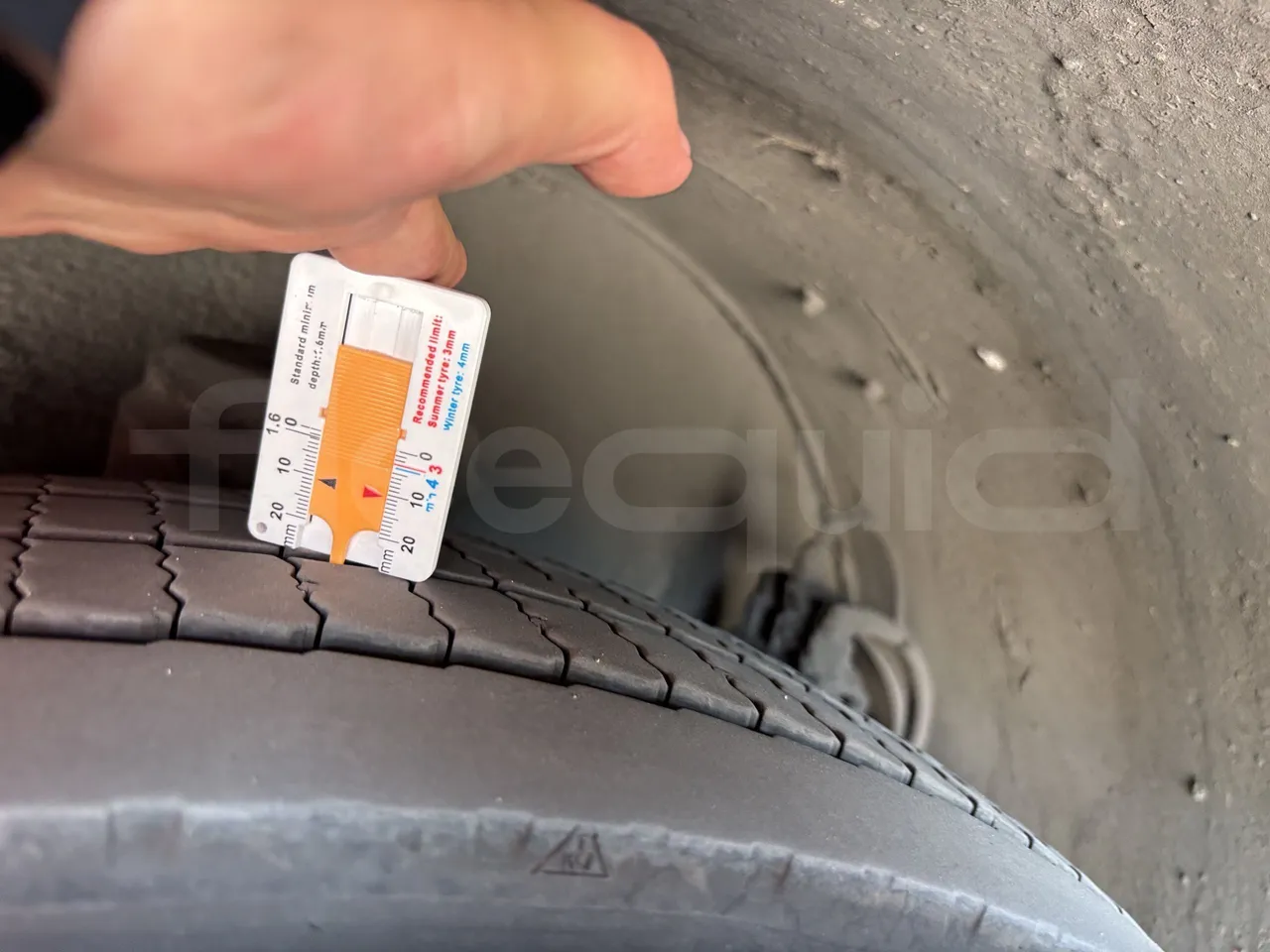Man Castrosua - Second Axle Left Side: Tyre Thickness