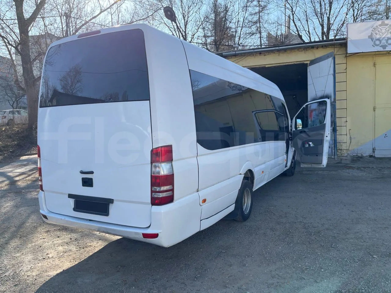 Mercedes-Benz Sprinter 519 - Euro6 - 140kW - 7.400mt - 3/4 right rear doors open