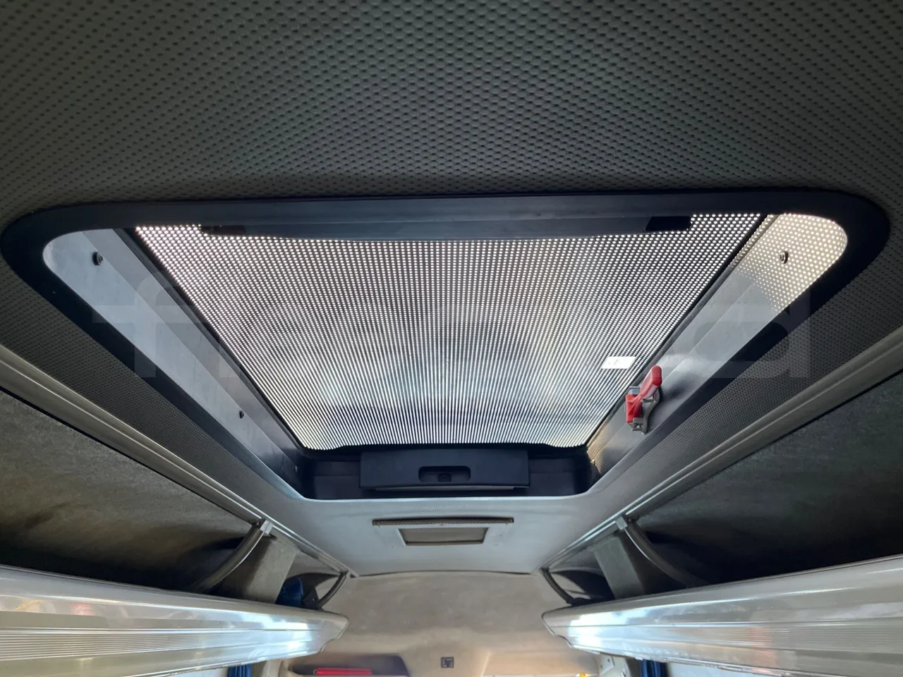 Mercedes-Benz Sprinter 519 - Euro6 - 140kW - 7.400mt - roof hatch 1