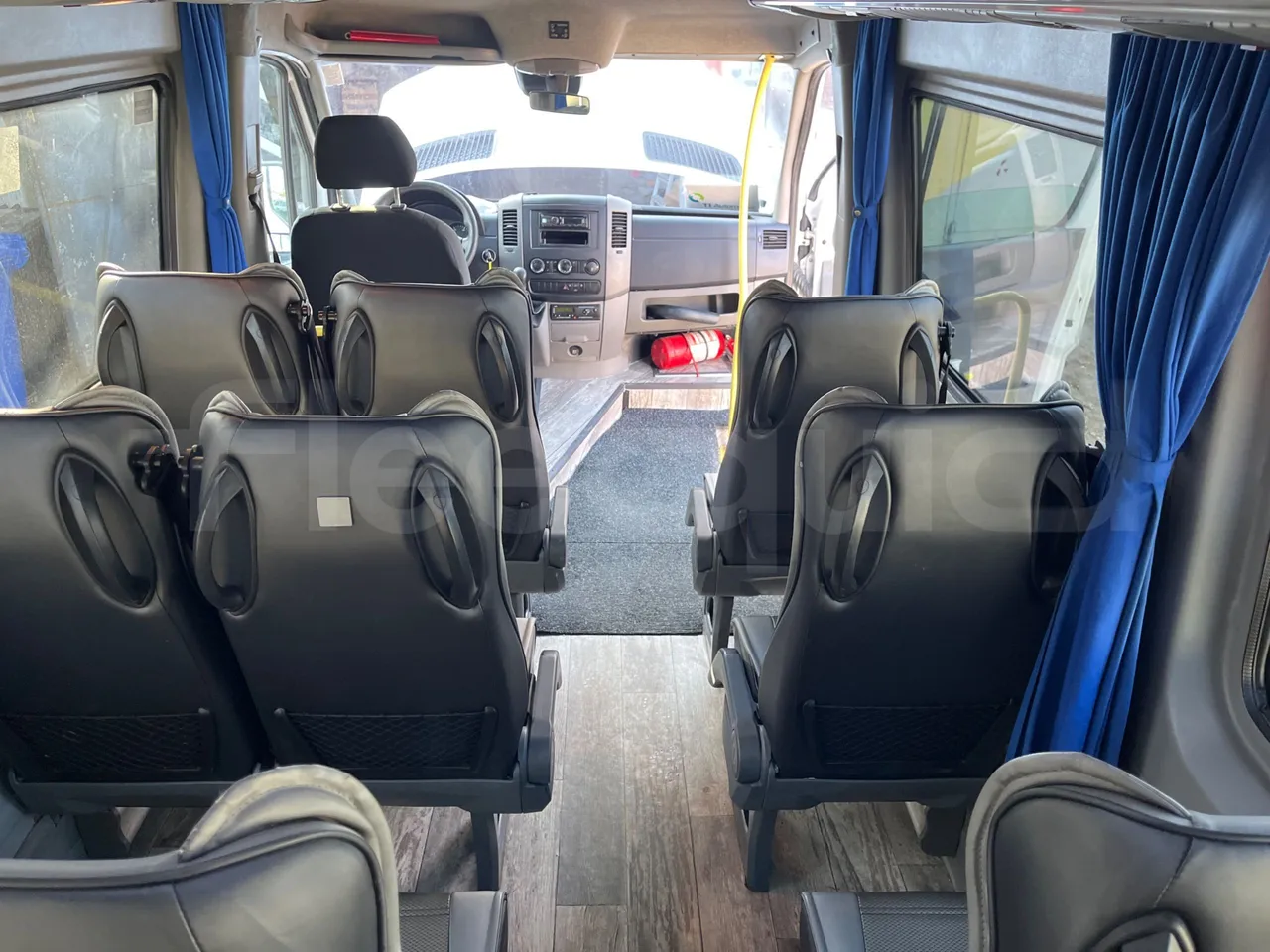 Mercedes-Benz Sprinter 519 - Euro6 - 140kW - 7.400mt - forward view middle aisle