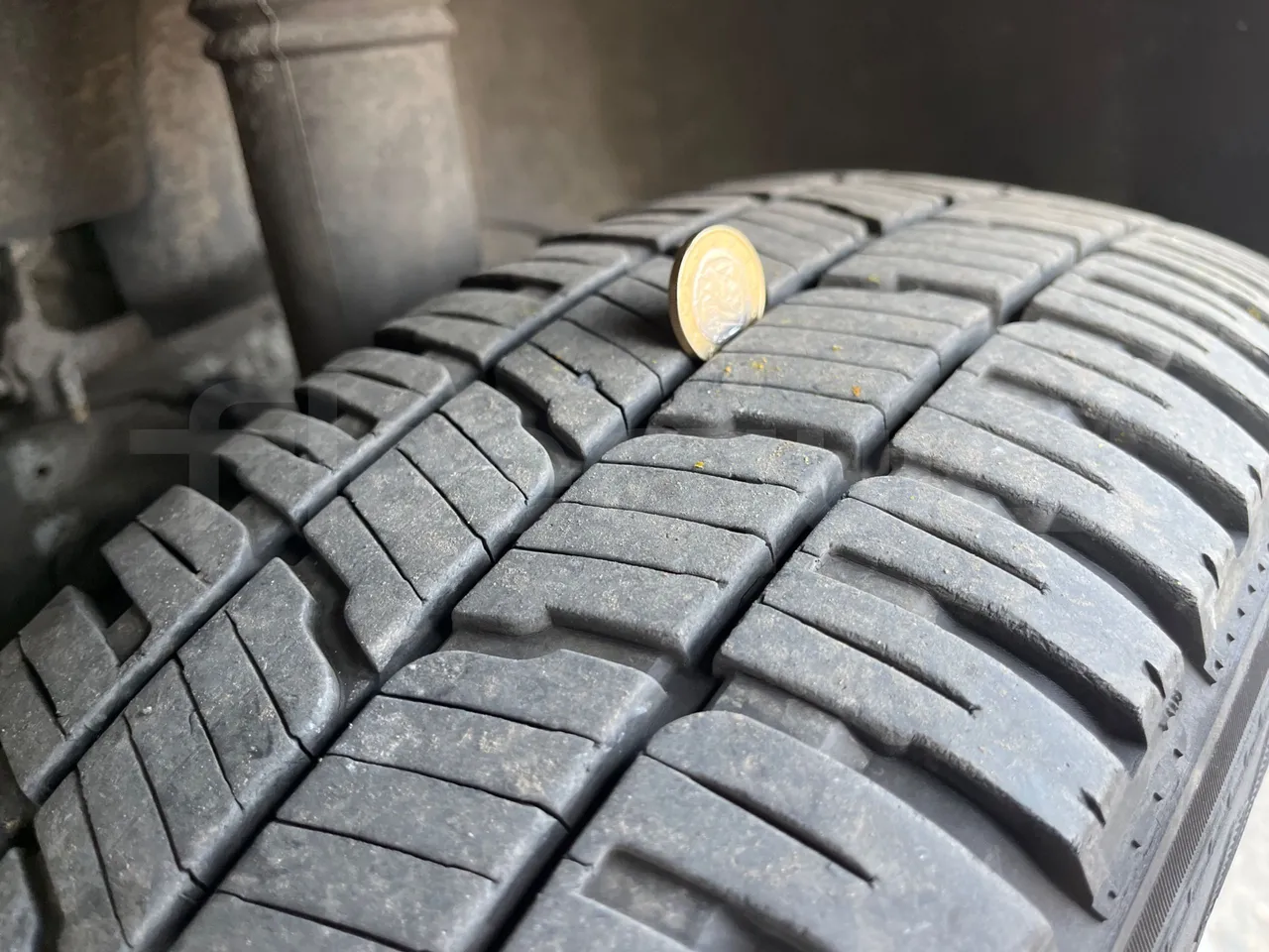 Mercedes-Benz Sprinter 519 - Euro6 - 140kW - 7.400mt - tread condition front tires left