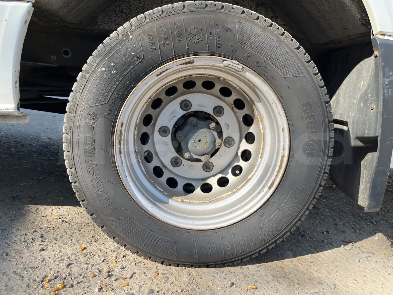 Mercedes-Benz Sprinter 519 - Euro6 - 140kW - 7.400mt - rear left tire photo