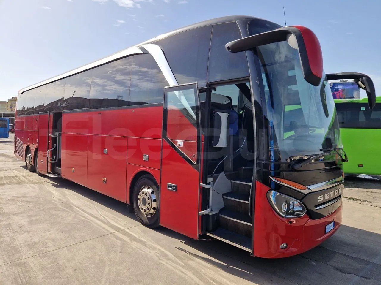 Setra S517 410 03 - EUR6 - 375kW - 14.165m - 3/4 right front doors open