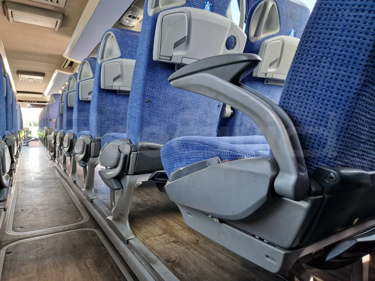 Setra S517 410 03 - EUR6 - 375kW - 14.165m - armrest detail photo
