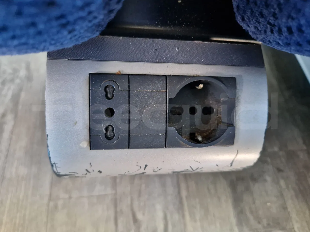 Setra S517 410 03 - EUR6 - 375kW - 14.165m - usb charging detail