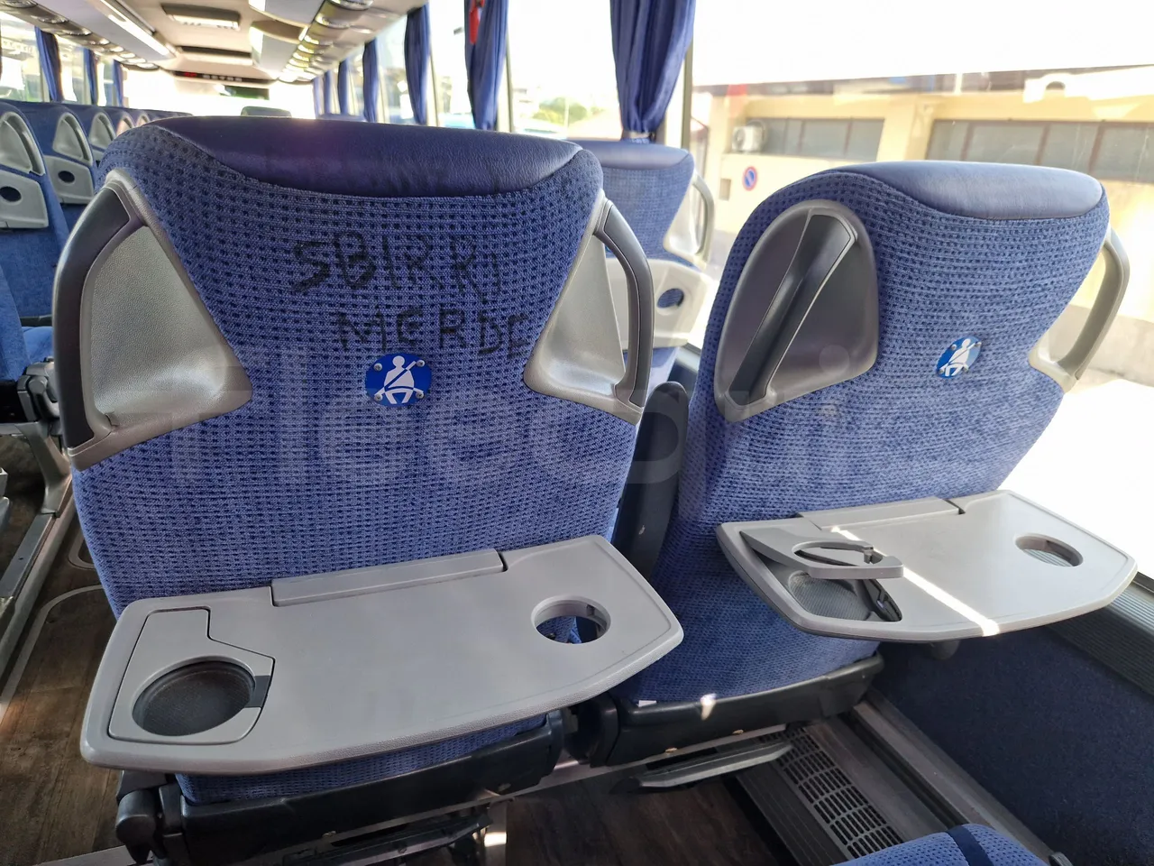 Setra S517 410 03 - EUR6 - 375kW - 14.165m - table detail photo