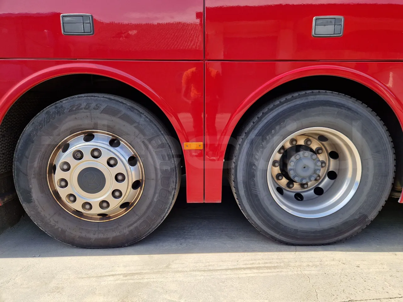 Setra S517 410 03 - EUR6 - 375kW - 14.165m - rear left tire photo