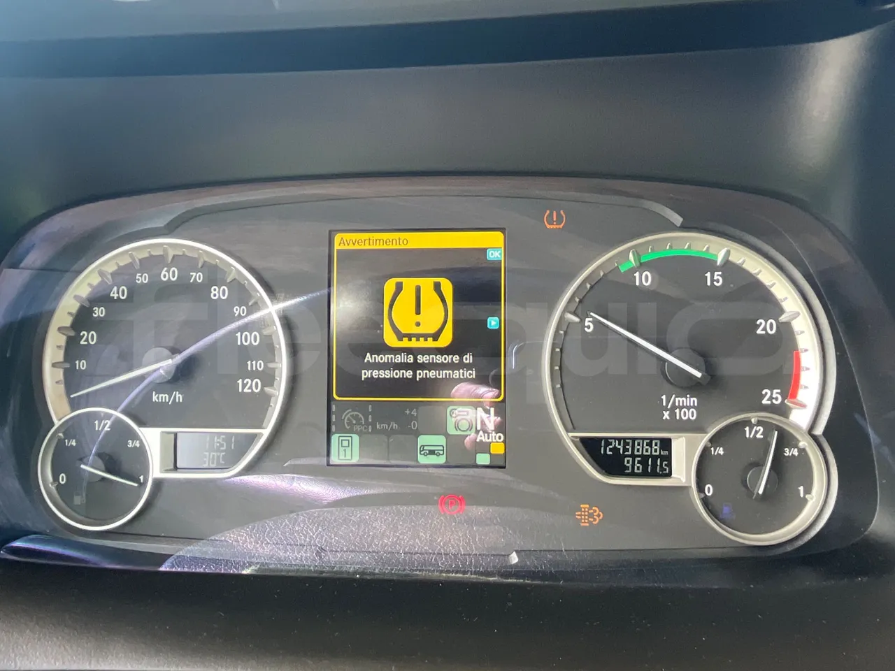 Setra S 531 DT S 531 DT/ Euro 6 - 375 KW - 14 Mt - dashboard lights on