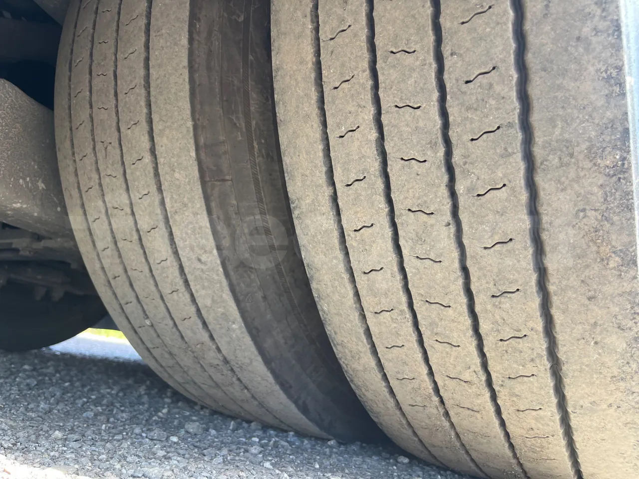 Setra S 531 DT S 531 DT/ Euro 6 - 375 KW - 14 Mt - tread condition front tires left