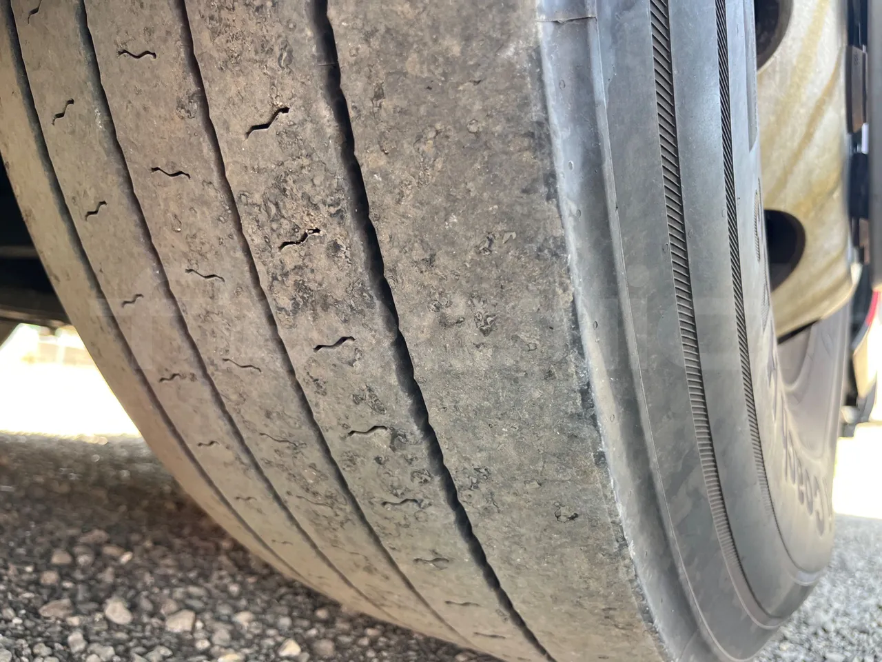 Setra S 531 DT S 531 DT/ Euro 6 - 375 KW - 14 Mt - tread condition front tires right
