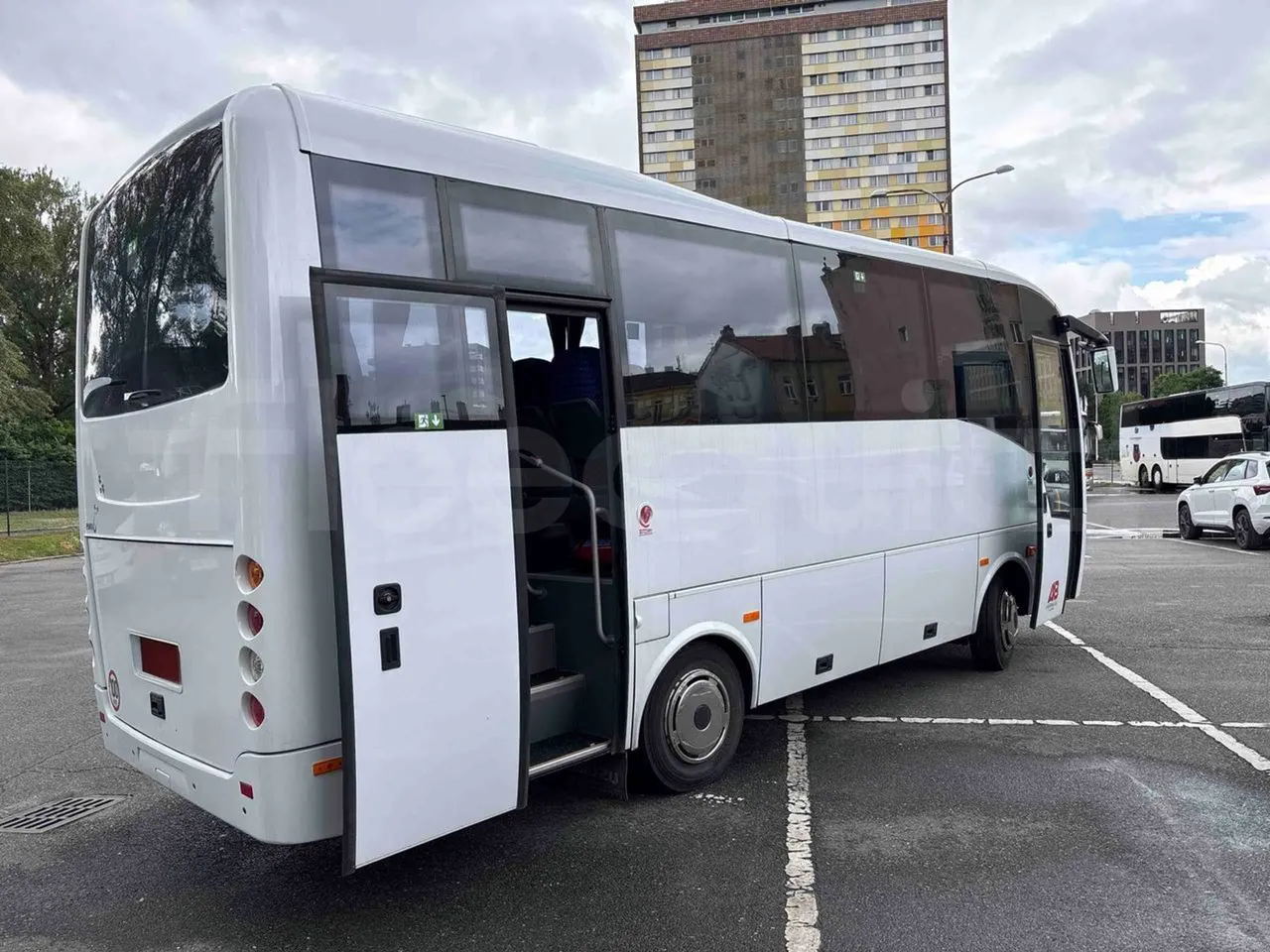 Isuzu Novo - 3/4 right rear doors open