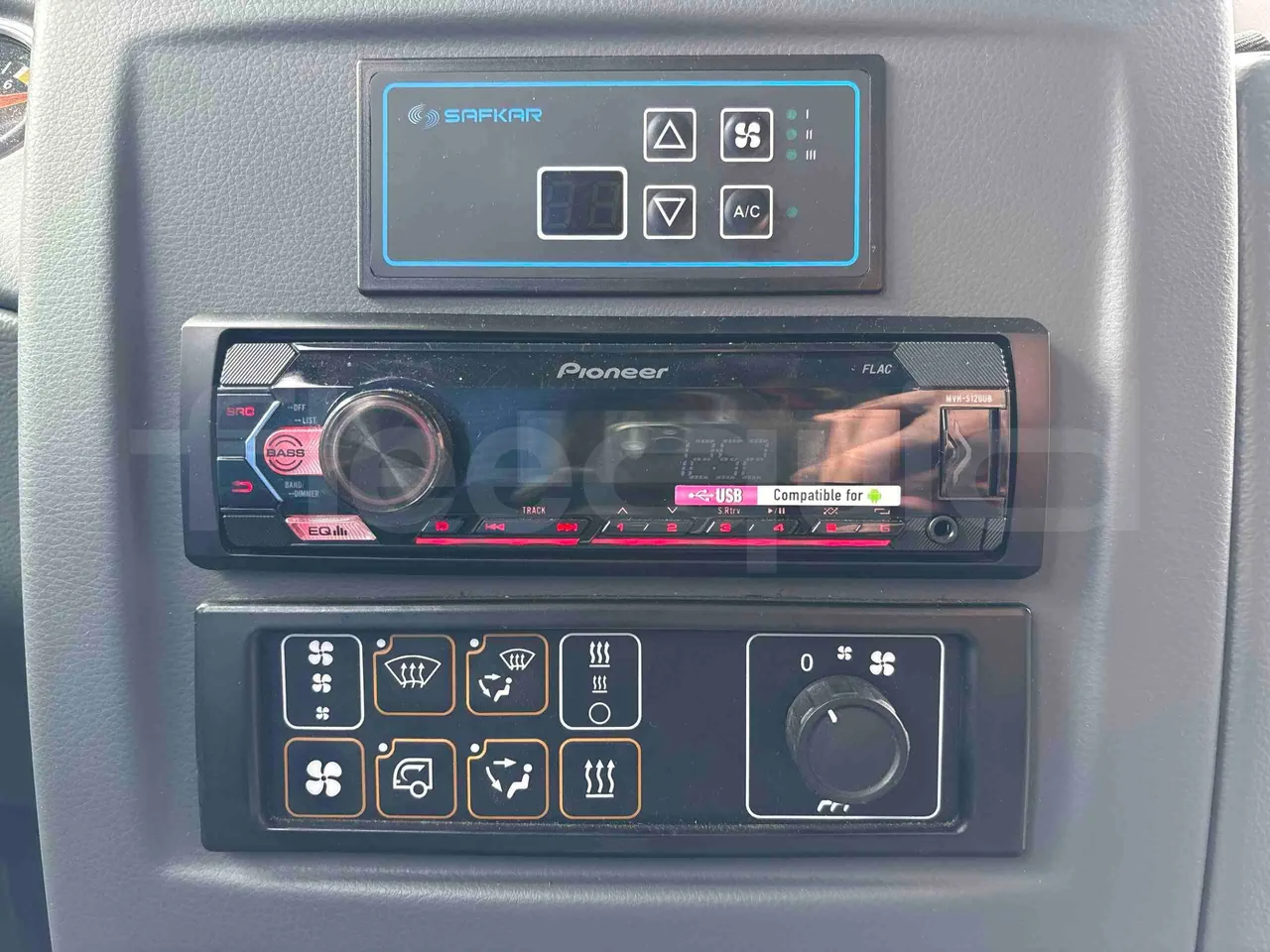 Isuzu Novo - radio accessories photo