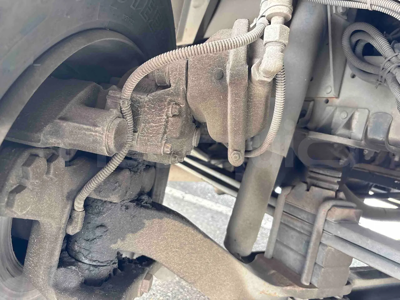 Isuzu Novo - front brake calipers right