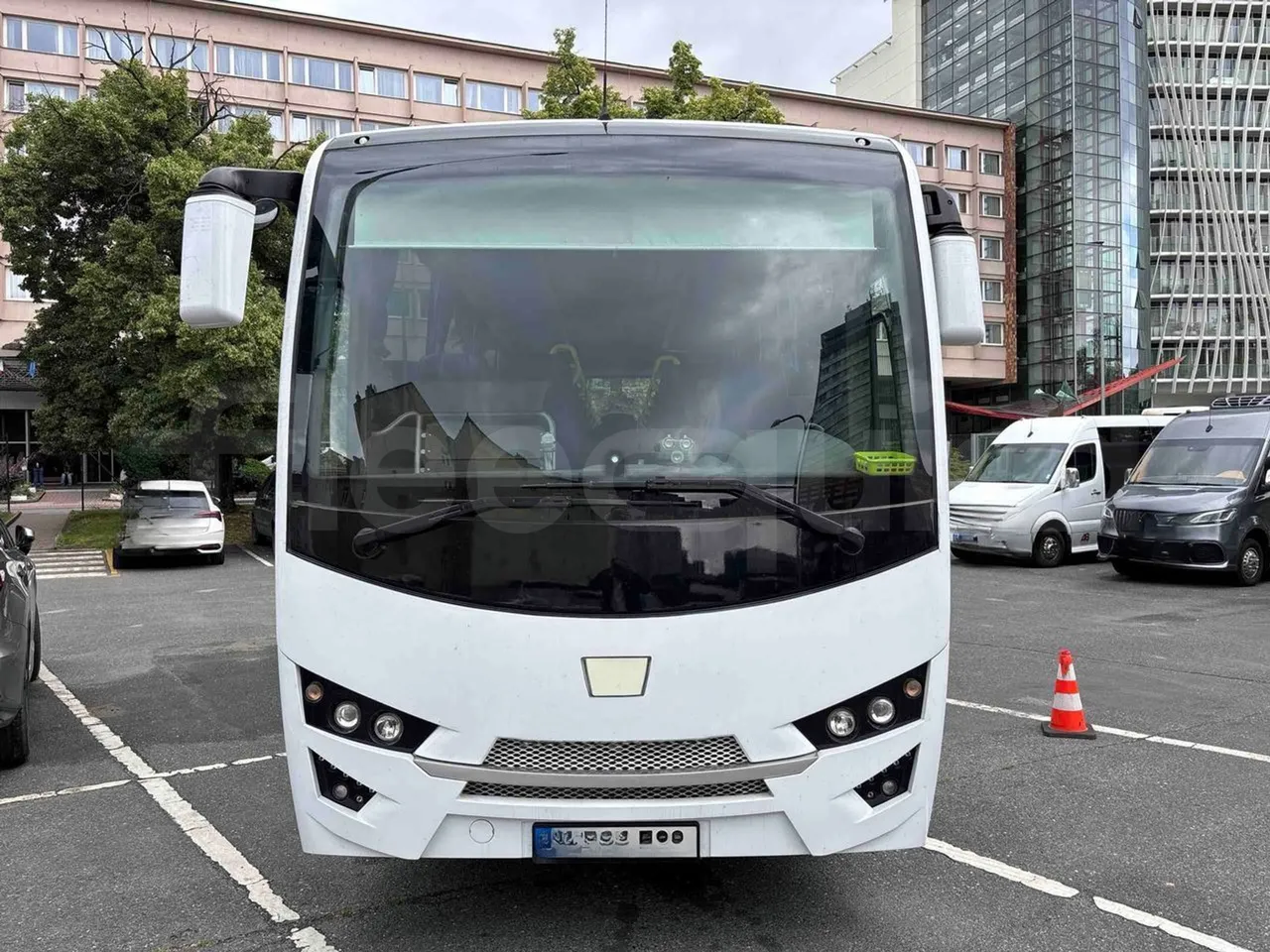 Isuzu Novo - front photo