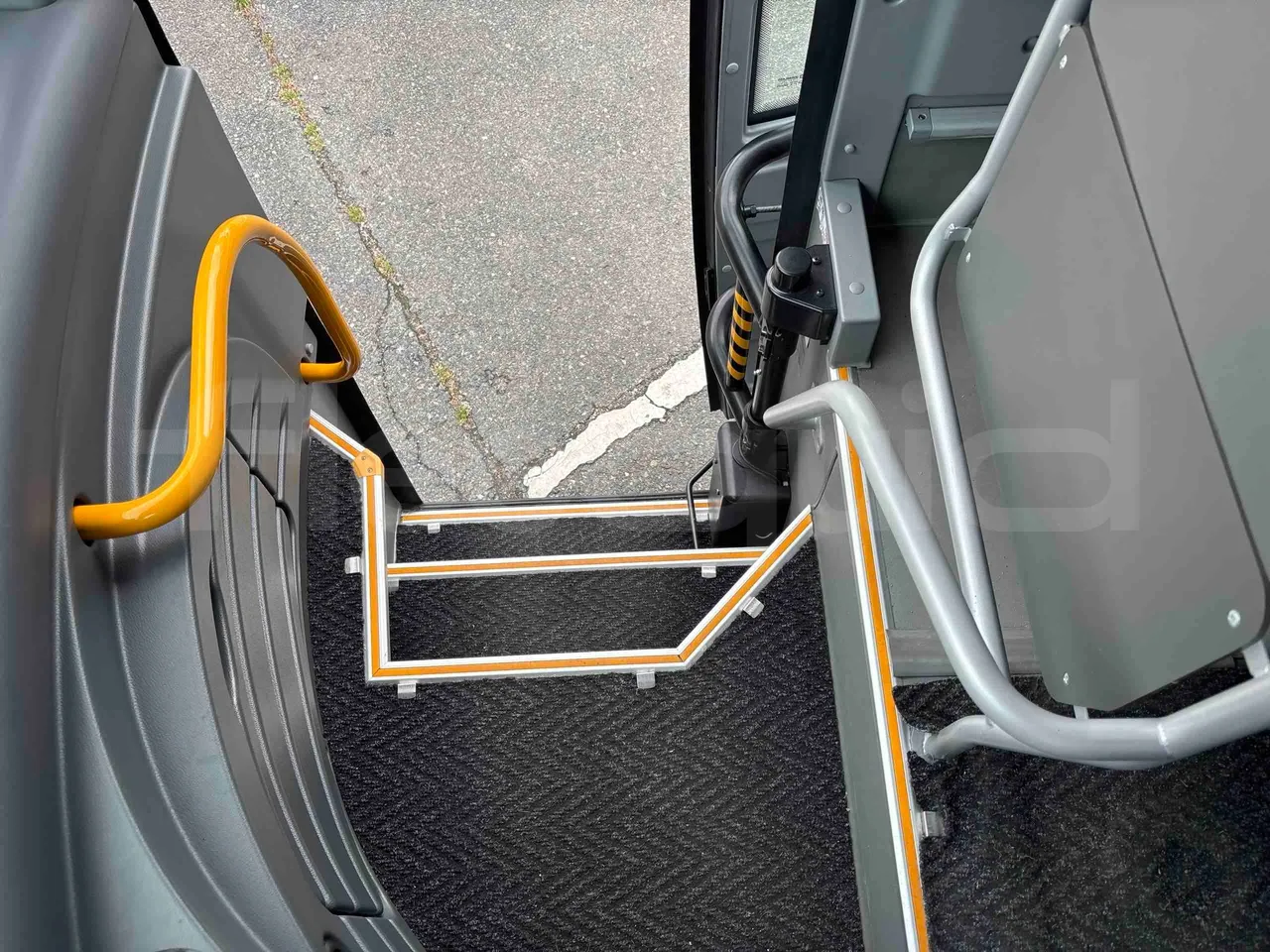 Isuzu Novo - handrails photo