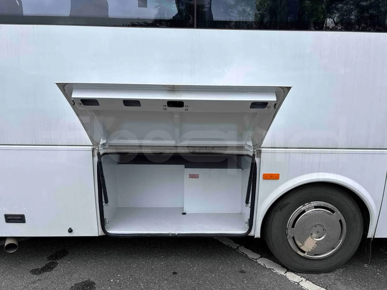 Isuzu Novo - luggage rack photo