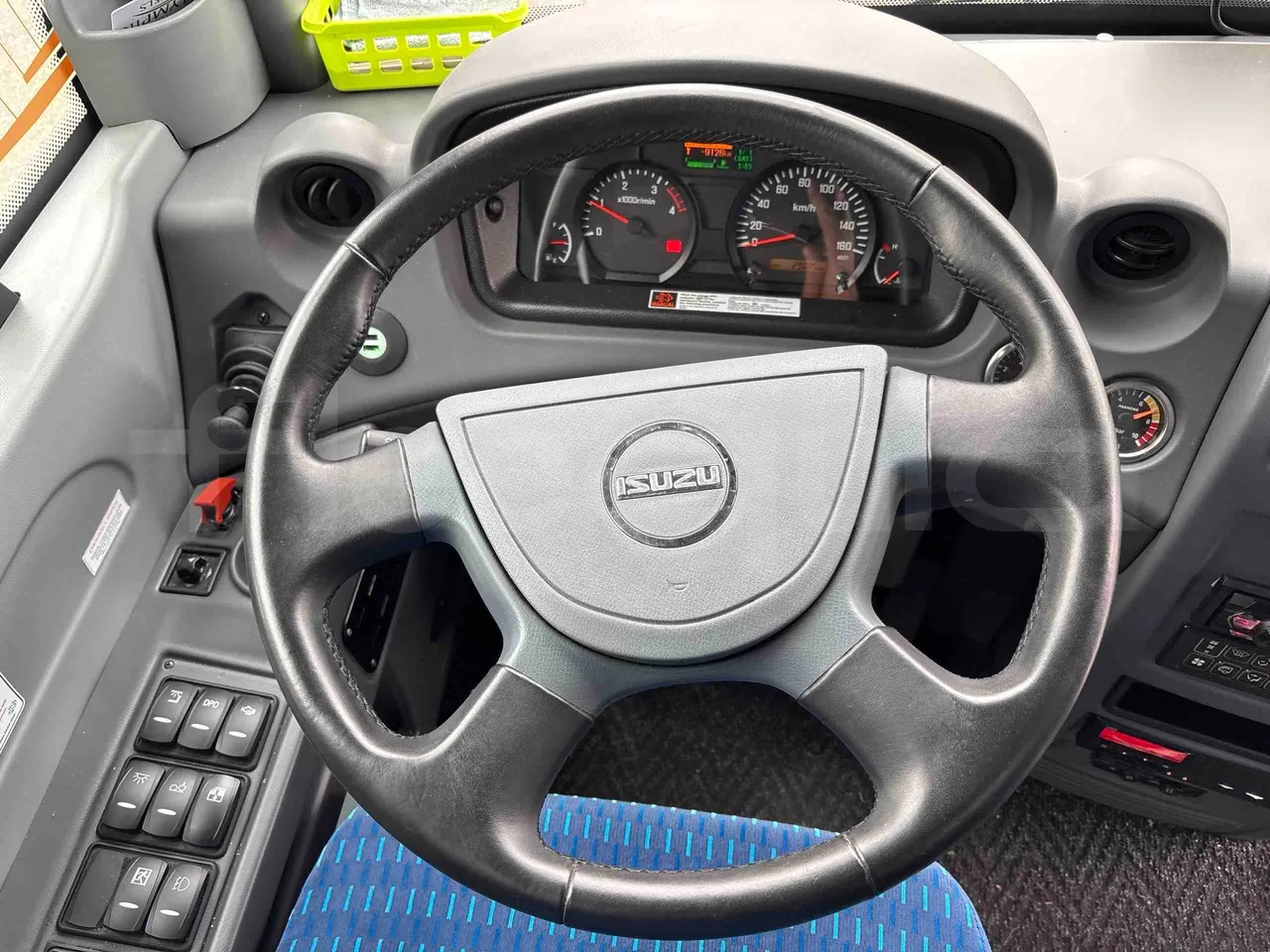 Isuzu Novo - steering wheel photo