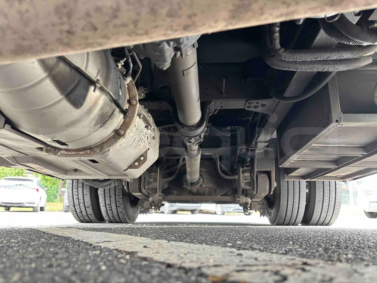 Isuzu Novo - central undercarriage photo