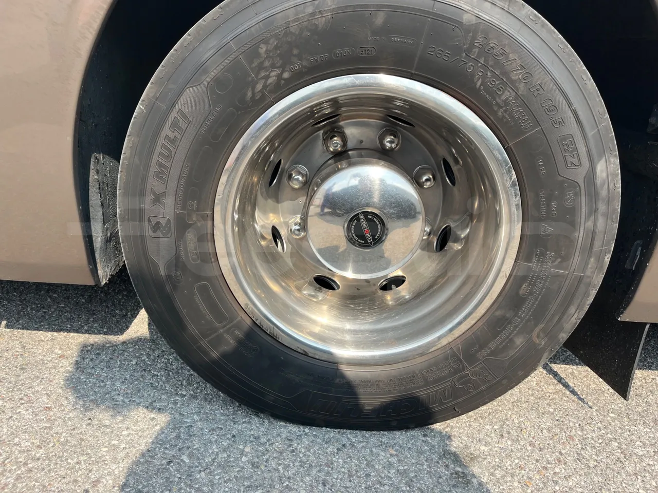 Mercedes-Benz Tourino O 510 - EUR5/210Kw/9.35Mt - tread condition front tires right