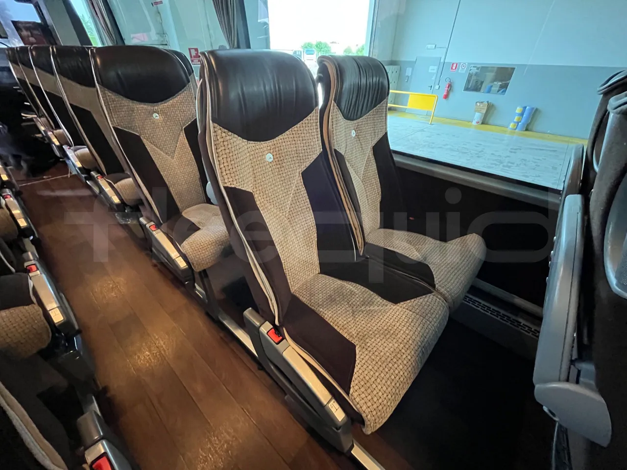 Mercedes-Benz Tourino O 510 - EUR5/210Kw/9.35Mt - power outlets detail