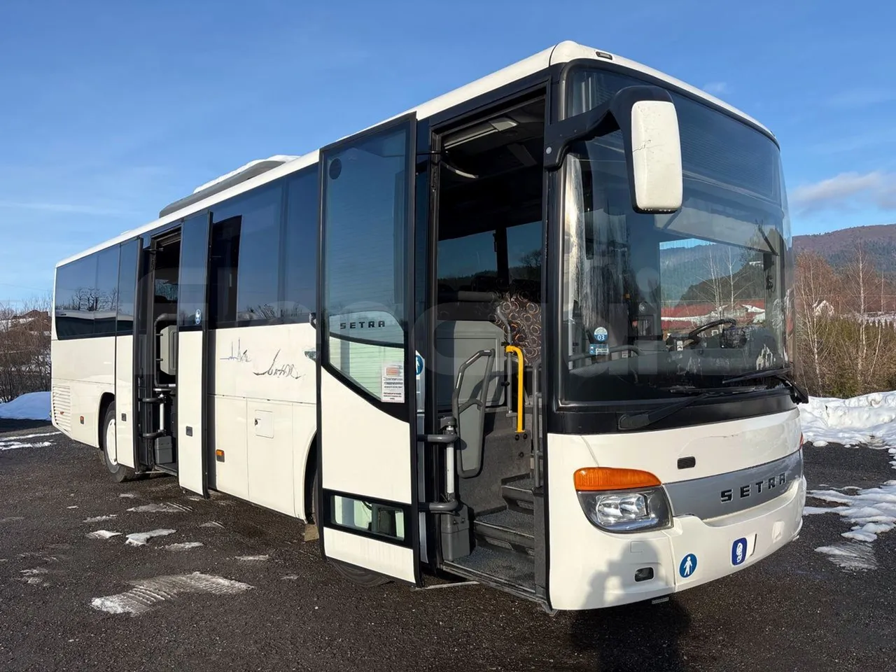 Setra S412 S412UL-E5 - Euro5 - 260kW - 10.805mt - 3/4 right front doors open