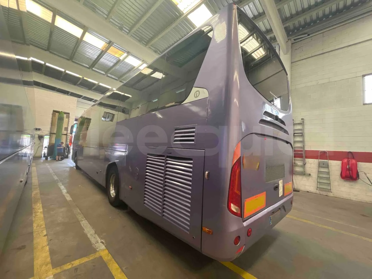 Man Noge - 3/4 Rear Left Side
