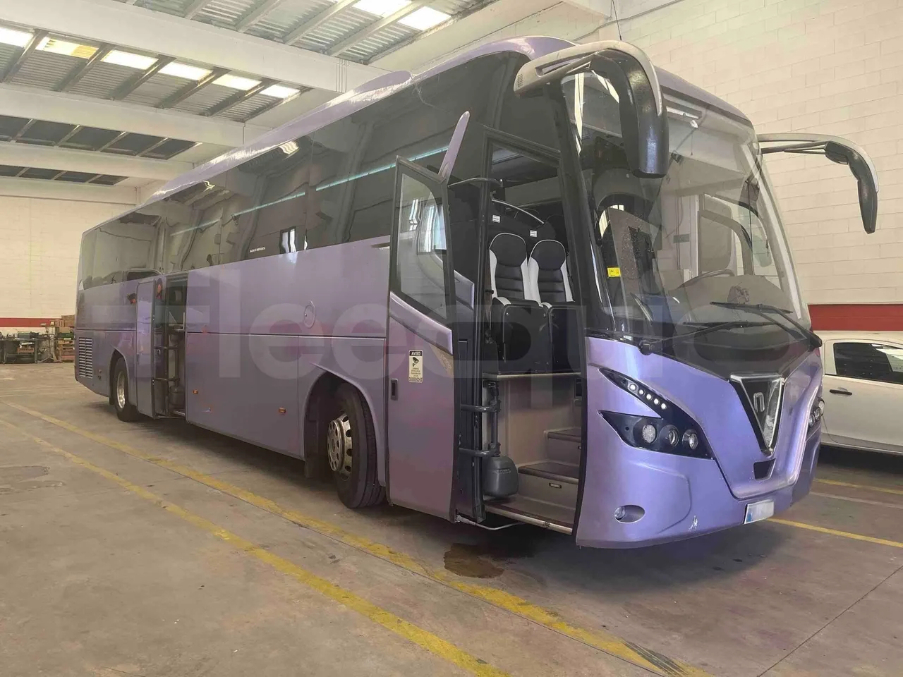 Man Noge - 3/4 Front Right Side Doors Open