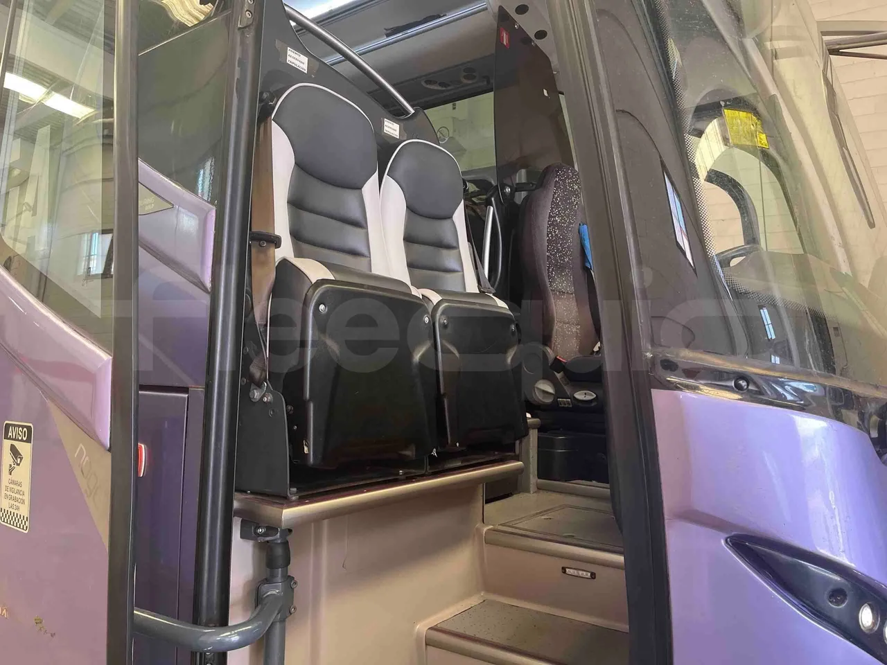 Man Noge - Hostess Seat