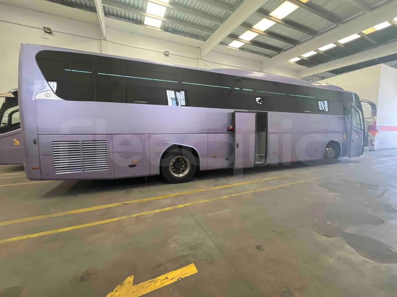 Man Noge - Right Side Doors Open