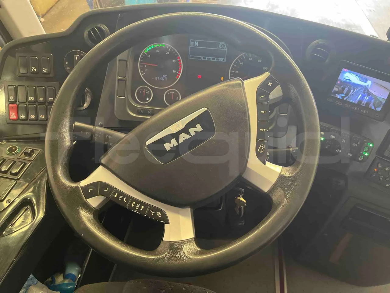 Man Noge - Steering Wheel