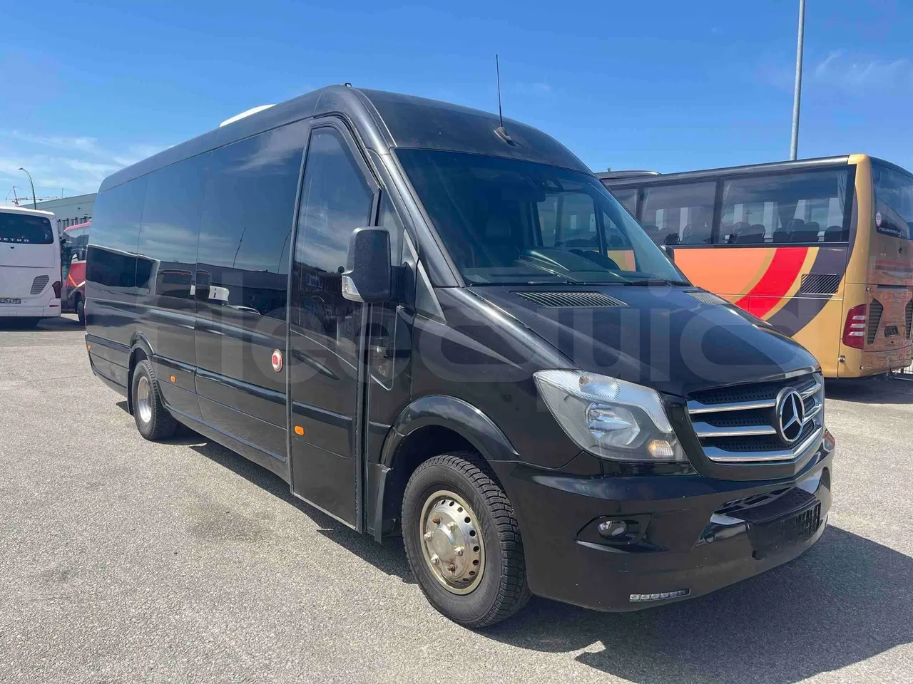 Mercedes-Benz Sprinter - 3/4 front right doors