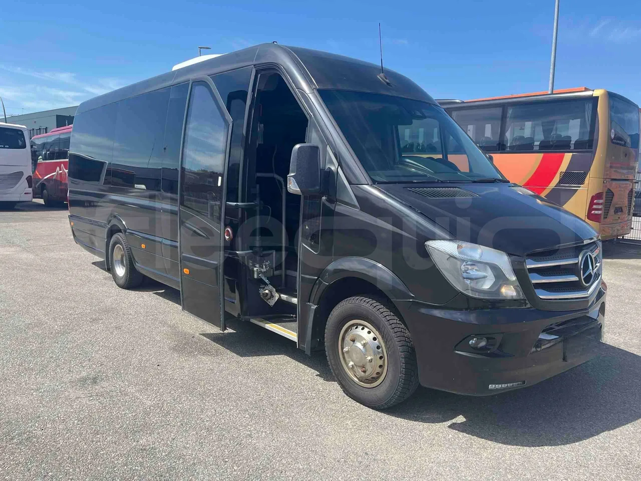 Mercedes-Benz Sprinter - 3/4 right front doors open