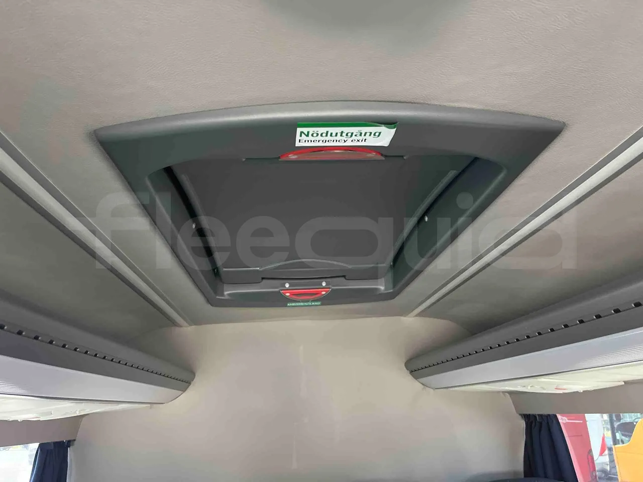 Mercedes-Benz Sprinter - roof hatch 1