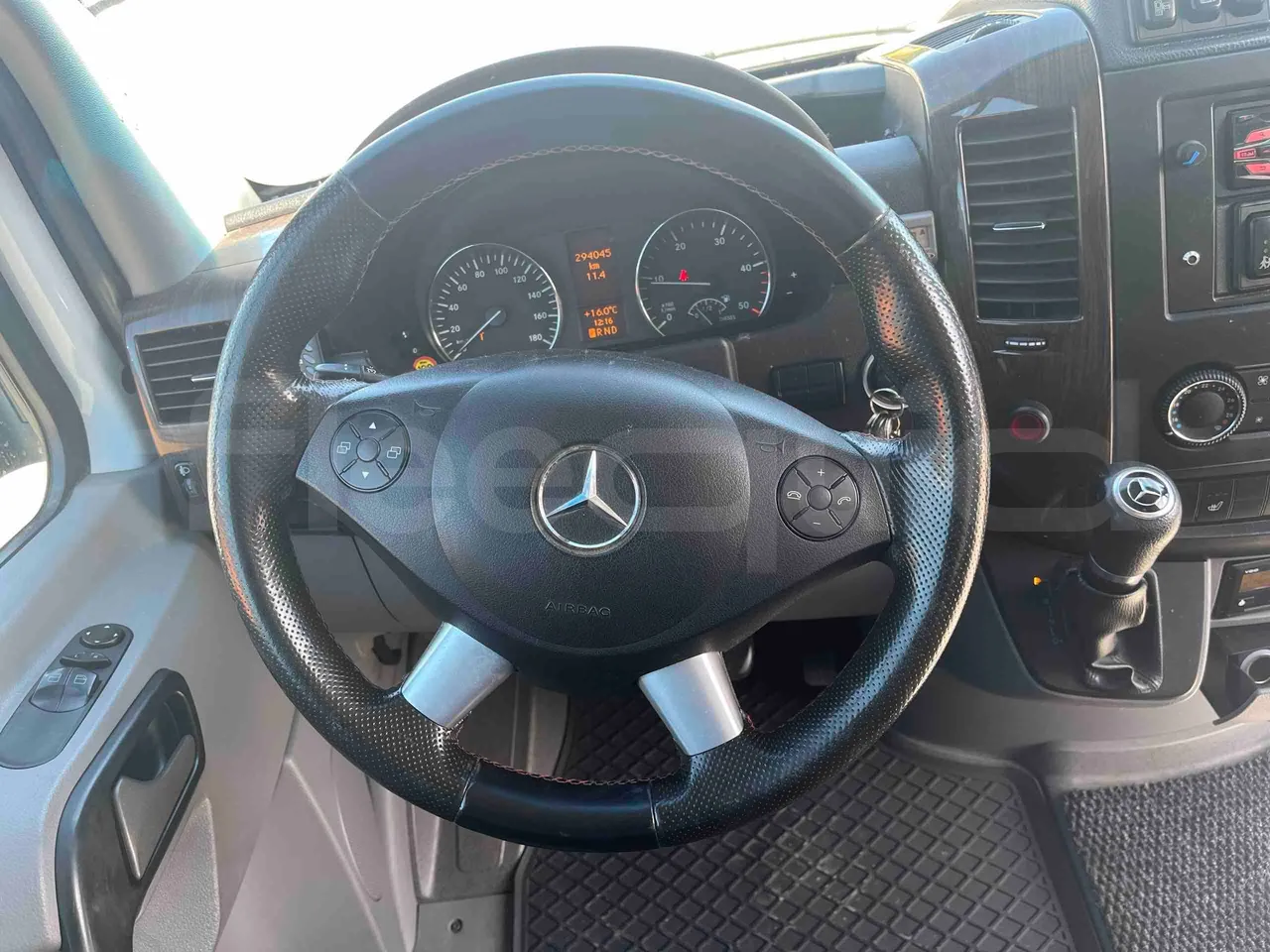 Mercedes-Benz Sprinter - steering wheel photo