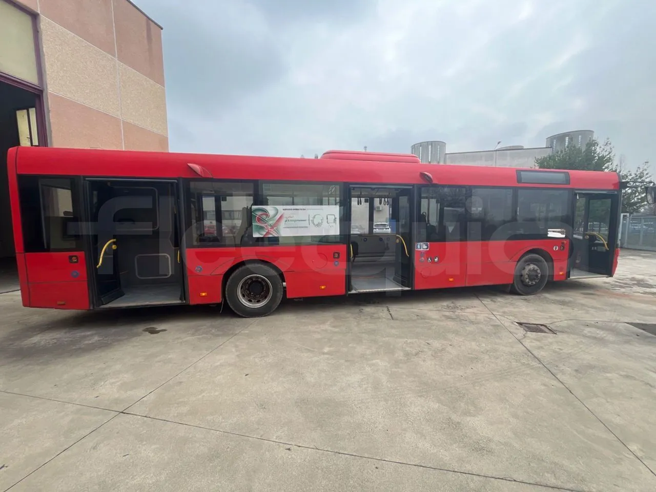 Solaris Urbino 12 - Euro6 - 240kW - 12mt - right side doors open