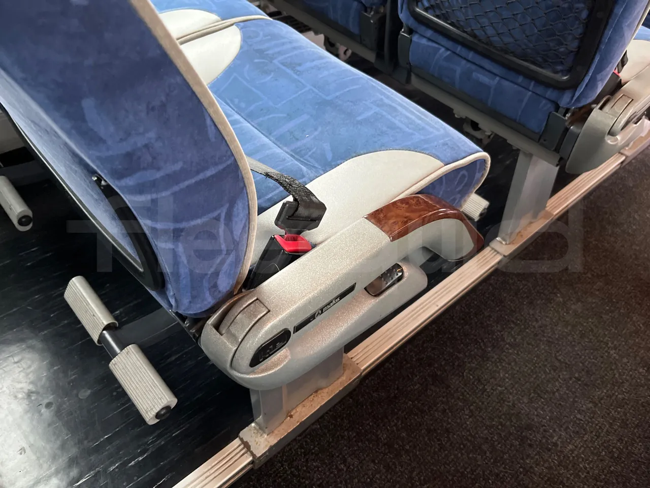 Irisbus New Domino 397E/12.4 - Euro4 - 331kW - 12.410mt - armrest detail photo