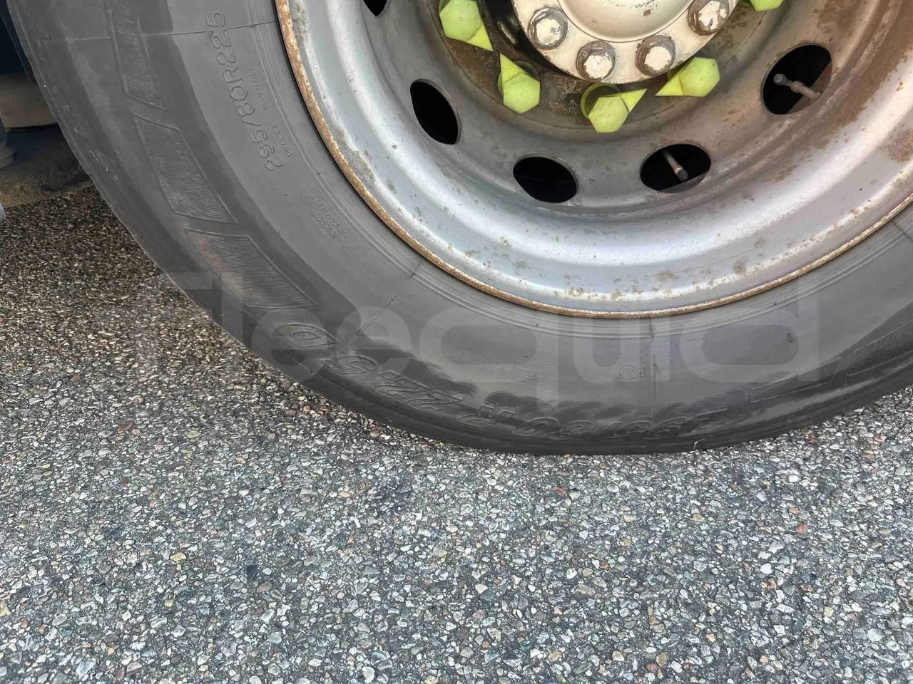 Mercedes-Benz Integro - tread condition front tires right
