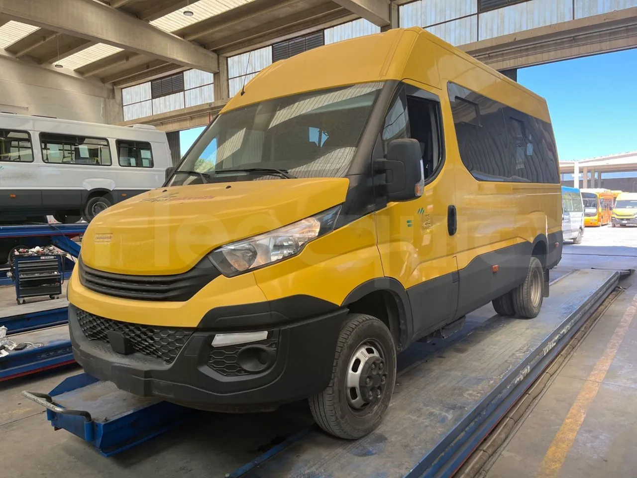 Iveco Daily 50C14N - EUR6 - 100kW - 6,048m - 3/4 front left (mandatory for bus to scrap)