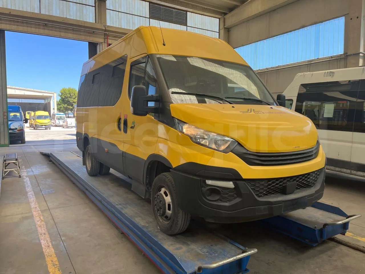 Iveco Daily 50C14N - EUR6 - 100kW - 6,048m - 3/4 front right doors (mandatory for bus to scrap)