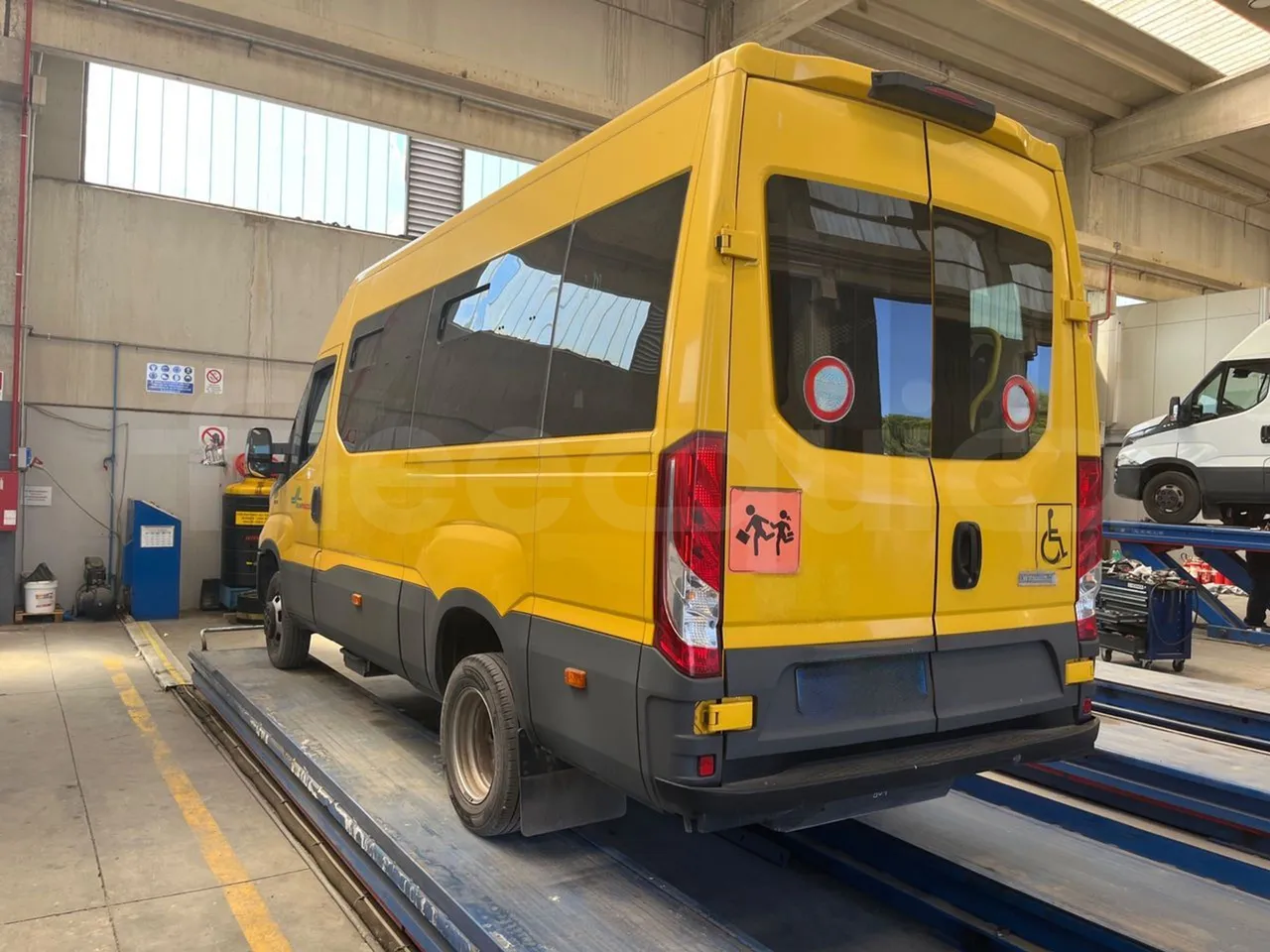 Iveco Daily 50C14N - EUR6 - 100kW - 6,048m - 3/4 left rear side