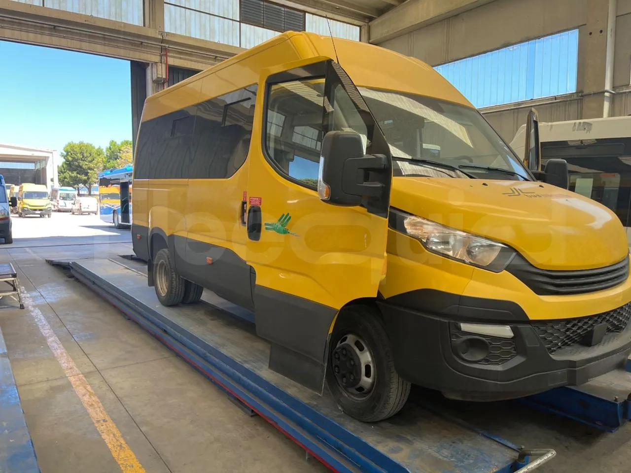 Iveco Daily 50C14N - EUR6 - 100kW - 6,048m - 3/4 right front doors open
