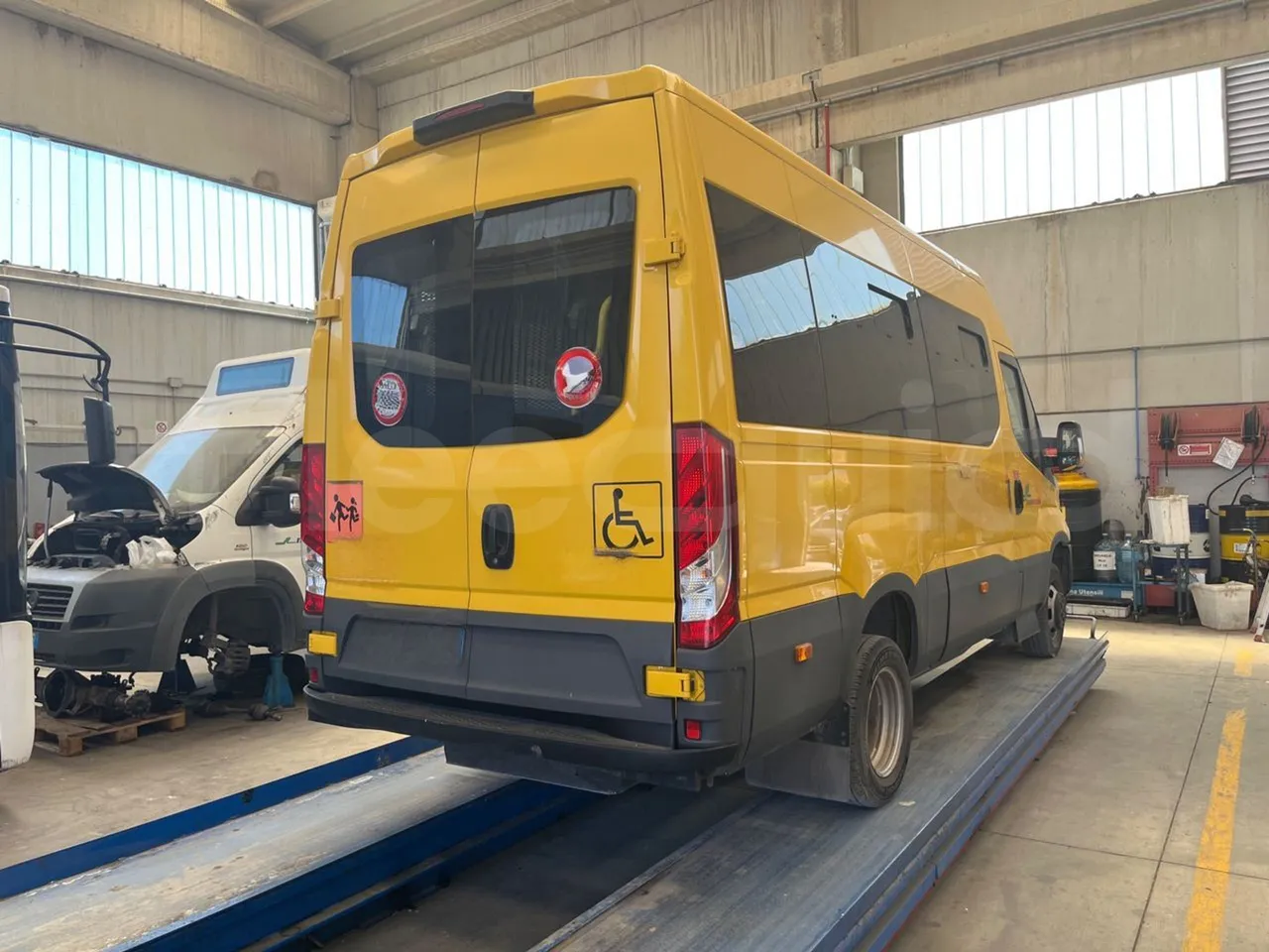 Iveco Daily 50C14N - EUR6 - 100kW - 6,048m - 3/4 right rear doors closed