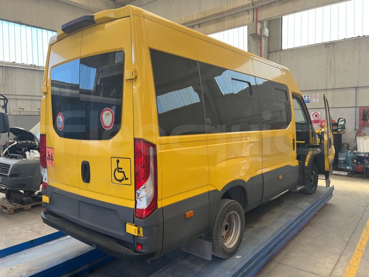 Iveco Daily 50C14N - EUR6 - 100kW - 6,048m - 3/4 right rear doors open