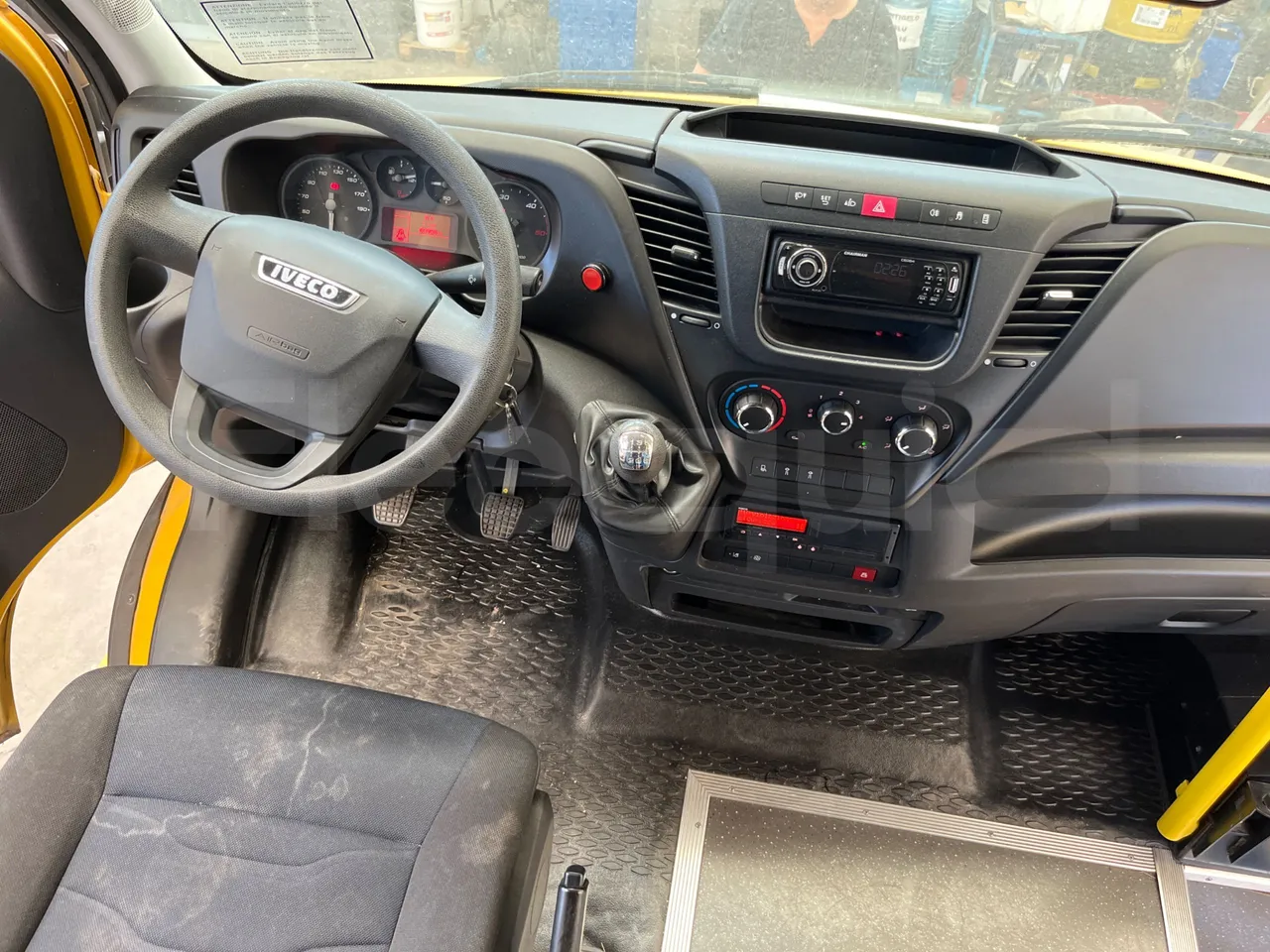 Iveco Daily 50C14N - EUR6 - 100kW - 6,048m - buttons panels on (mandatory for bus to scrap)