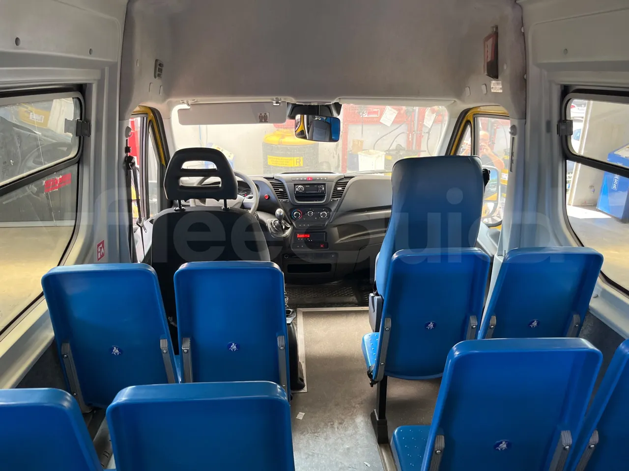 Iveco Daily 50C14N - EUR6 - 100kW - 6,048m - forward view middle aisle