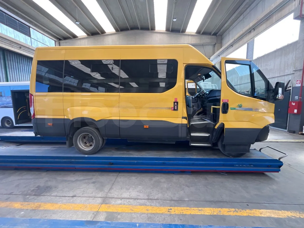 Iveco Daily 50C14N - EUR6 - 100kW - 6,048m - right side doors open