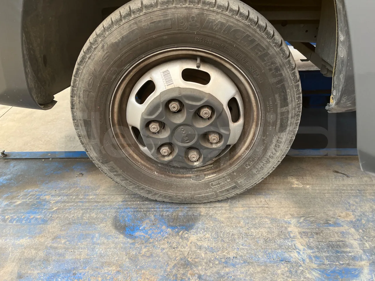 Iveco Daily 50C14N - EUR6 - 100kW - 6,048m - front left tire measurements
