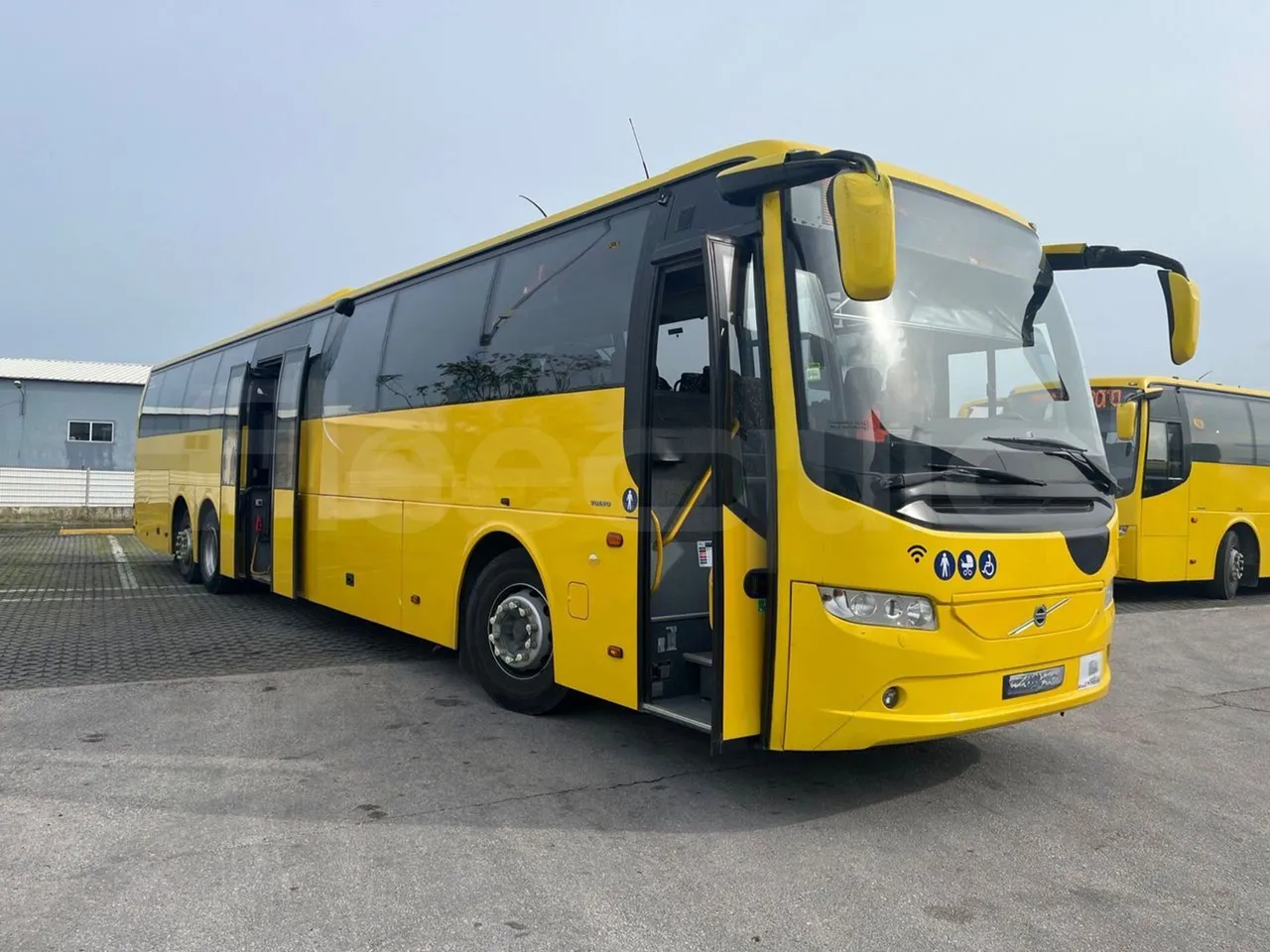 Volvo 9700-B8R B6SC 9700S - Euro 6 - 240 kW - 14.980 mt - 3/4 right front doors open