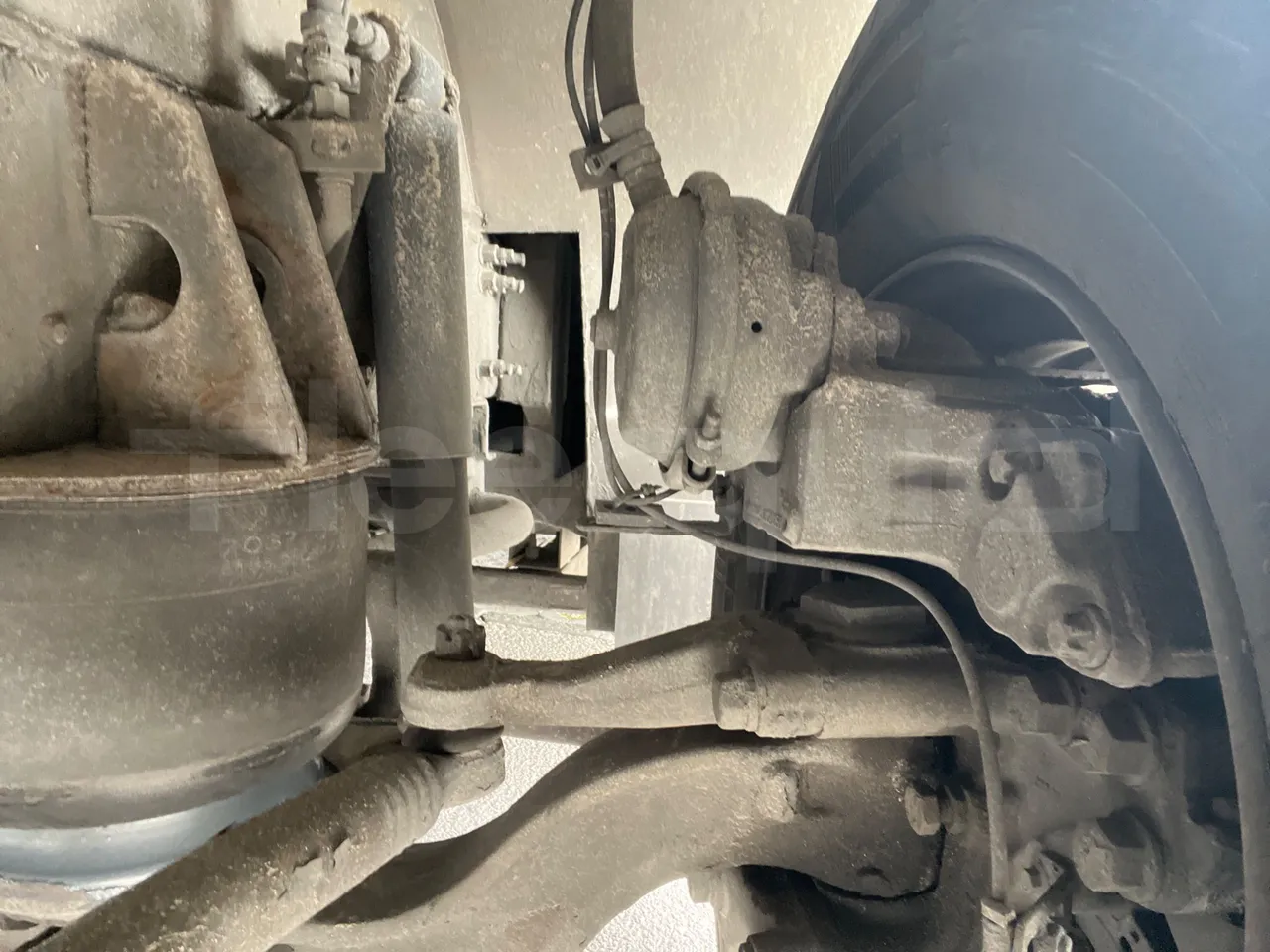 Volvo 9700-B8R B6SC 9700S - Euro 6 - 240 kW - 14.980 mt - front shock absorbers left