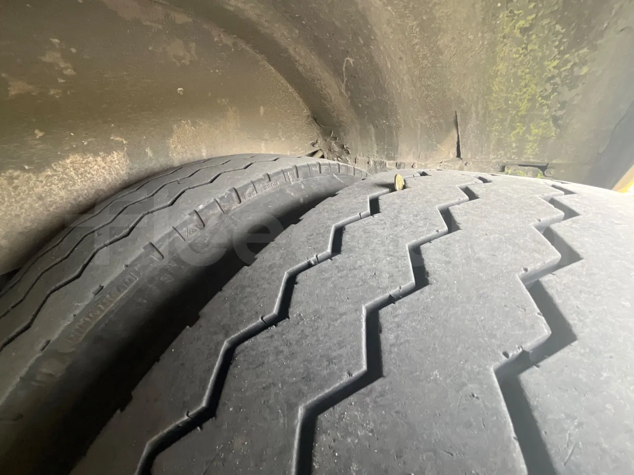 Volvo 9700-B8R B6SC 9700S - Euro 6 - 240 kW - 14.980 mt - tread condition front tires left